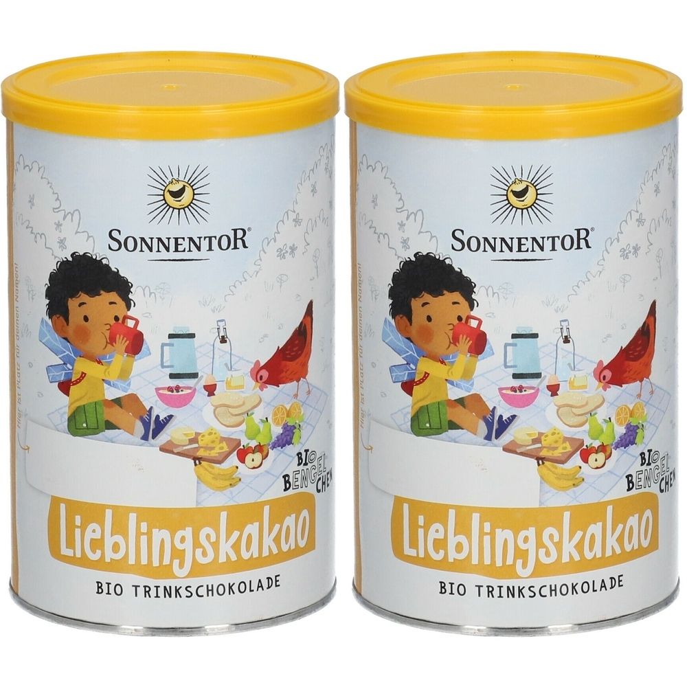 Deux boîtes de SonnentoR Lieblingskakao. Forme cylindrique, couvercle jaune. Inscription: Lieblingskakao, BIO Trinkschokolade. Illustration: enfant buvant.
