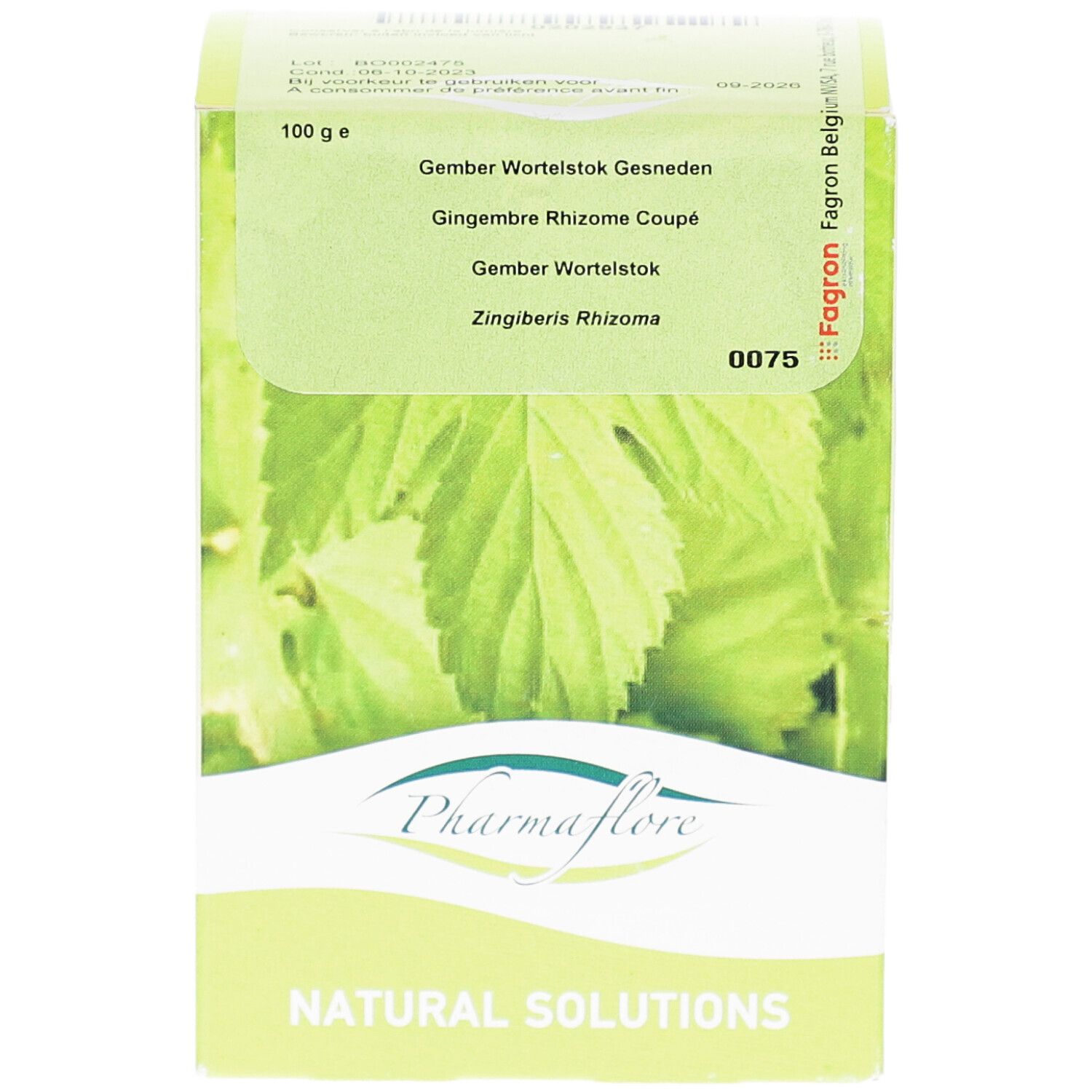 Kartonverpackung mit Produktnamen und Logo. Enthält Gember Wortelstok Gesneden. Marke Pharmaflore. Grüner Hintergrund.