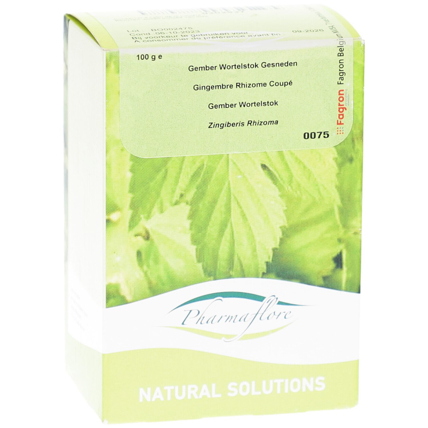 Kartonverpackung mit Produktnamen und Logo. Enthält Gember Wortelstok Gesneden. Marke Pharmaflore. Grüner Hintergrund.