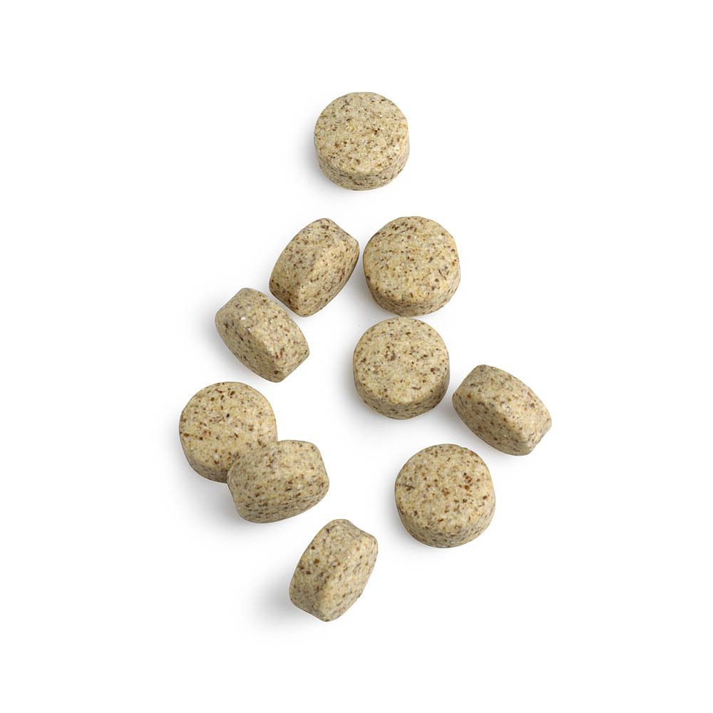 Mehrere Tabletten. Runde und längliche Tabletten. Braune Farbe. Auf weißem Hintergrund.