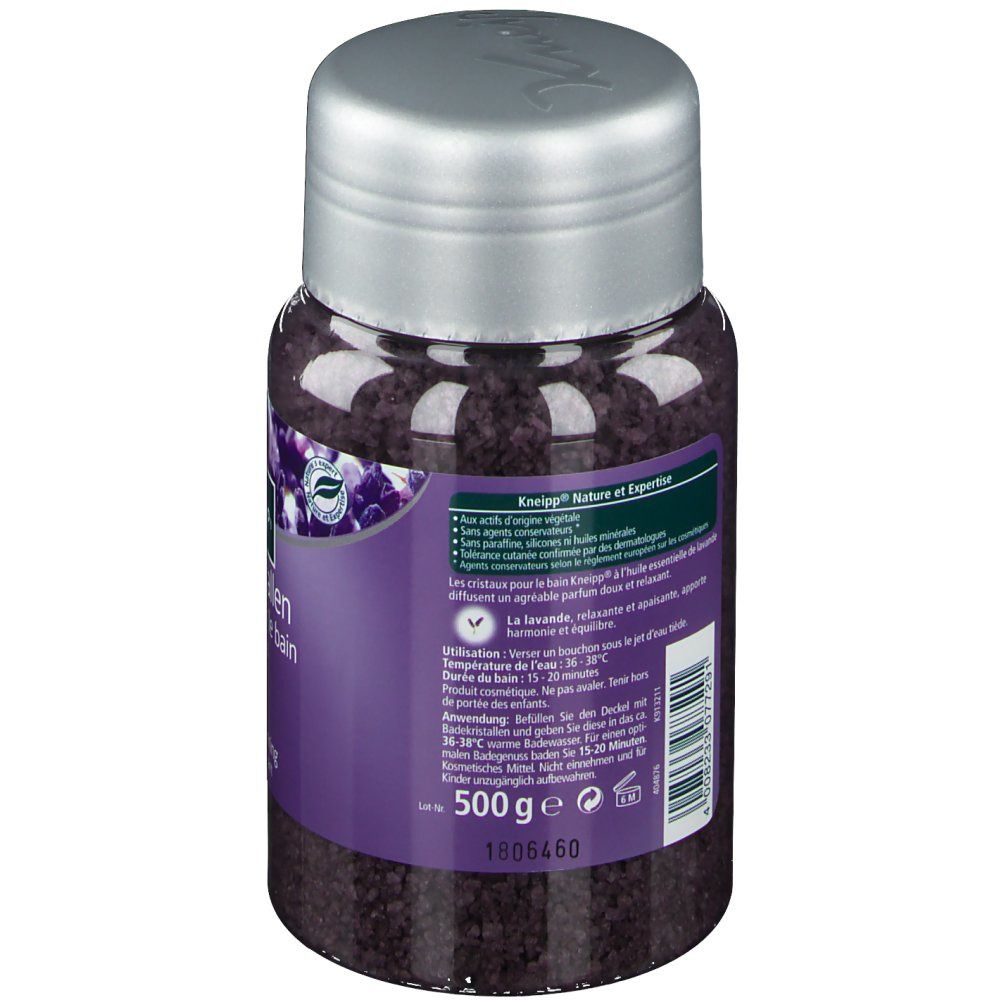 Kneipp Badkristalle Lavendel. Lila Glasbehälter mit silbernem Deckel. Produktinformationen auf violettem Etikett. 500g.