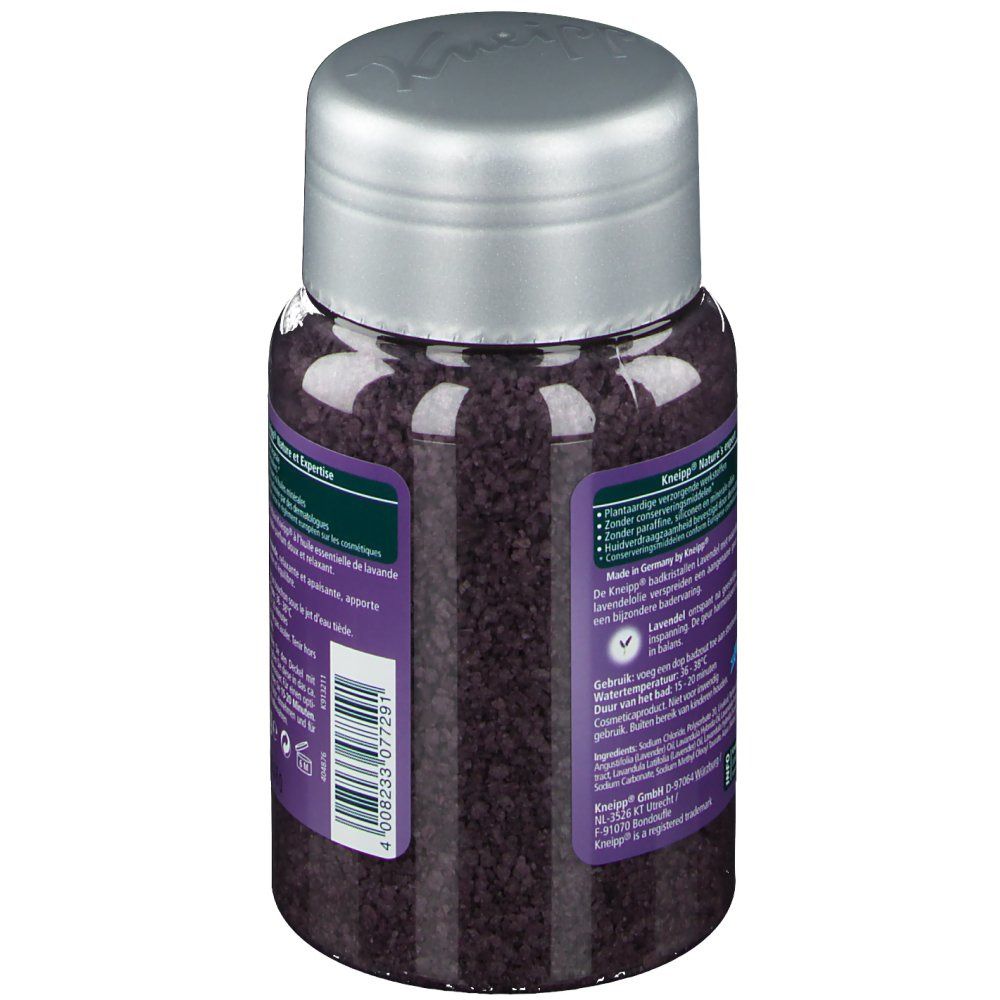 Kneipp Badkristalle Lavendel. Lila Glasbehälter mit silbernem Deckel. Rückansicht mit Produktinformationen und Barcode.
