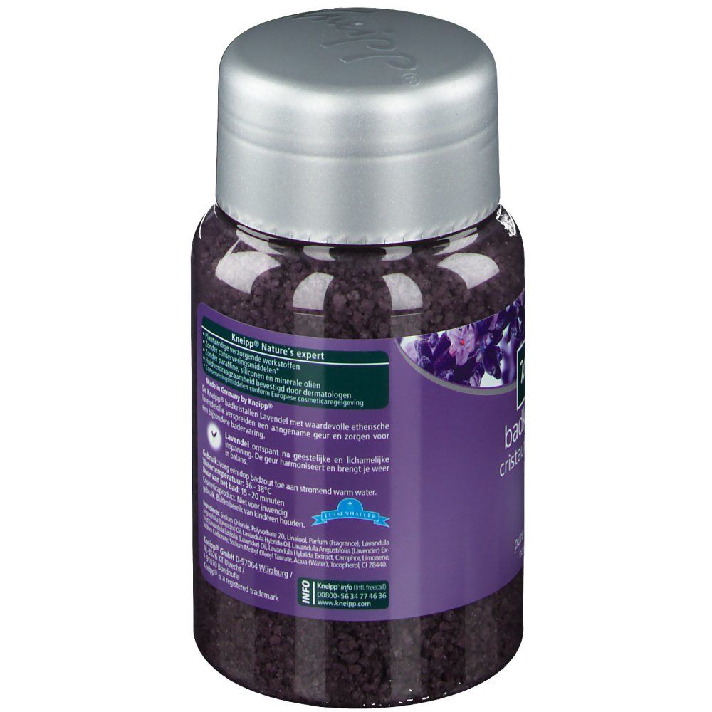 Kneipp Badkristalle Lavendel. Lila Glasbehälter mit silbernem Deckel. Produktinformationen auf violettem Etikett.