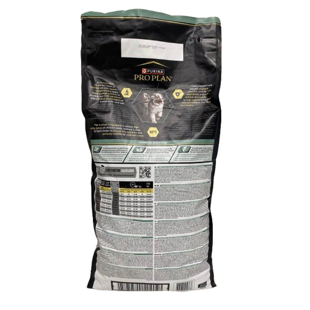 Rückseite des Hundefutterbeutels. Text und Informationen zu PURINA PRO PLAN. QR-Code und Fütterungsempfehlungen.