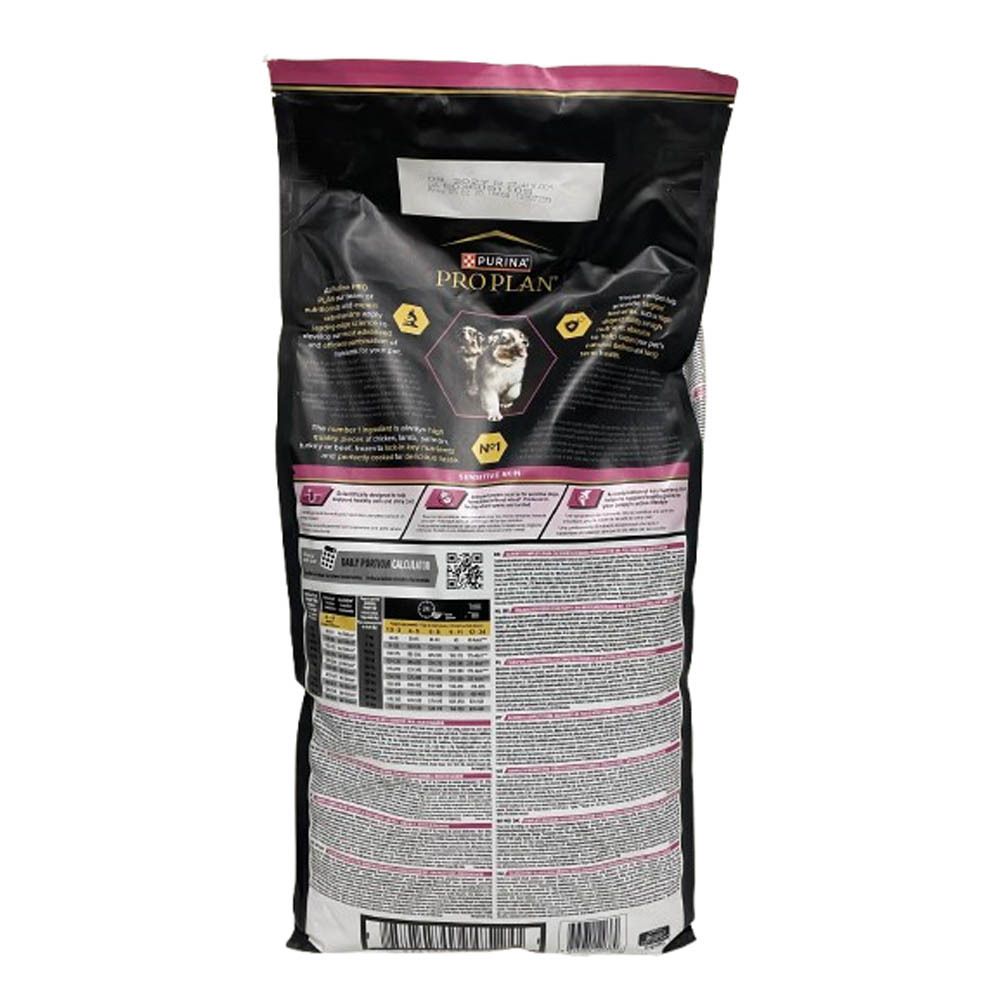 Rückseite der Purina Pro Plan Puppy Medium Sensitive Skin Verpackung. Text und Nährwertangaben.