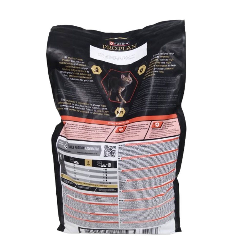 Rückseite der Purina Pro Plan Katzenfutter-Verpackung. Text und Grafiken mit Informationen zum Produkt und zur Fütterung.