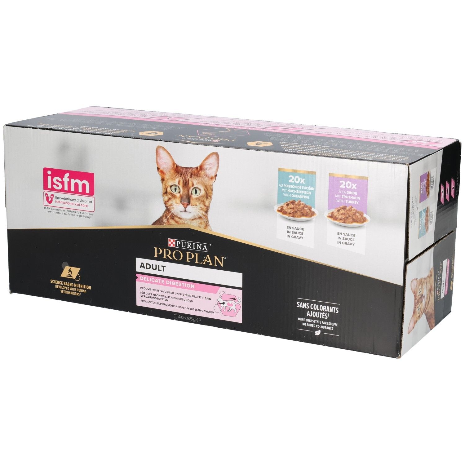 Kartonverpackung mit Katzenfutter. Aufdrucke von Pro Plan, Katze, 20x Beutel, isfm-Logo. Rosa und schwarze Elemente.