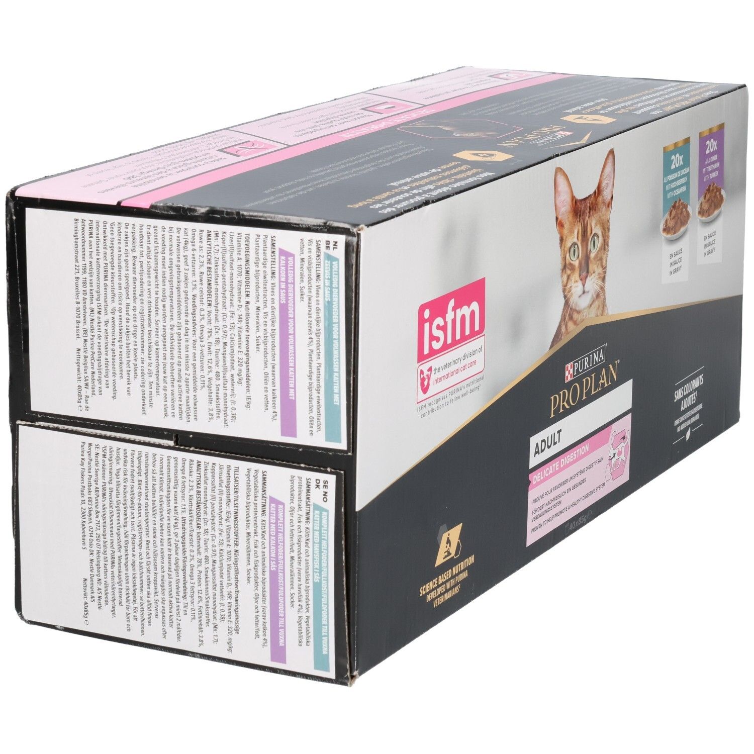 Kartonverpackung mit Text. Aufdrucke von Pro Plan, Katze, 20x Beutel, isfm-Logo. Rosa und schwarze Elemente.