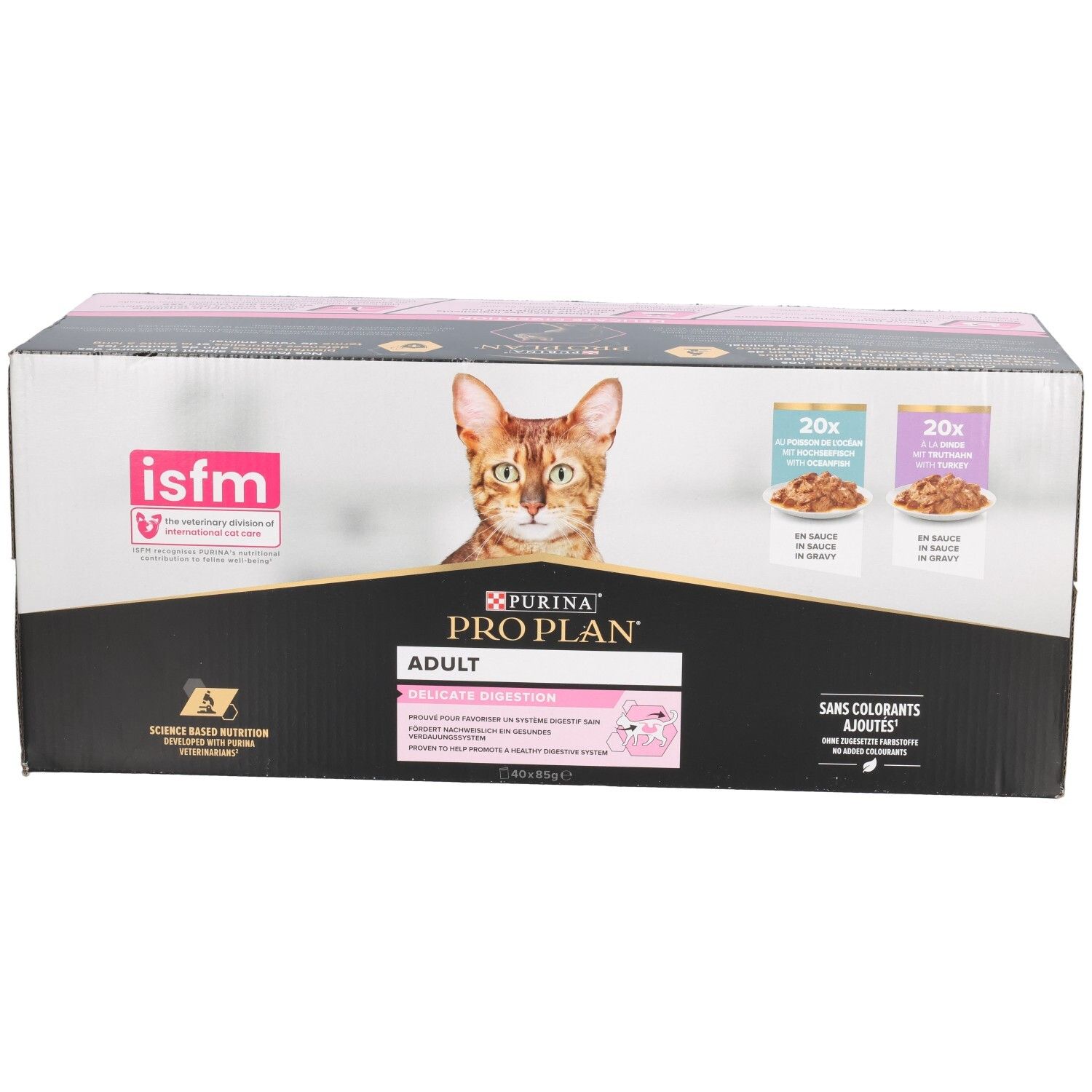 Kartonverpackung mit Katzenfutter. Aufdrucke von Pro Plan, Katze, 20x Beutel, isfm-Logo. Rosa und schwarze Elemente.