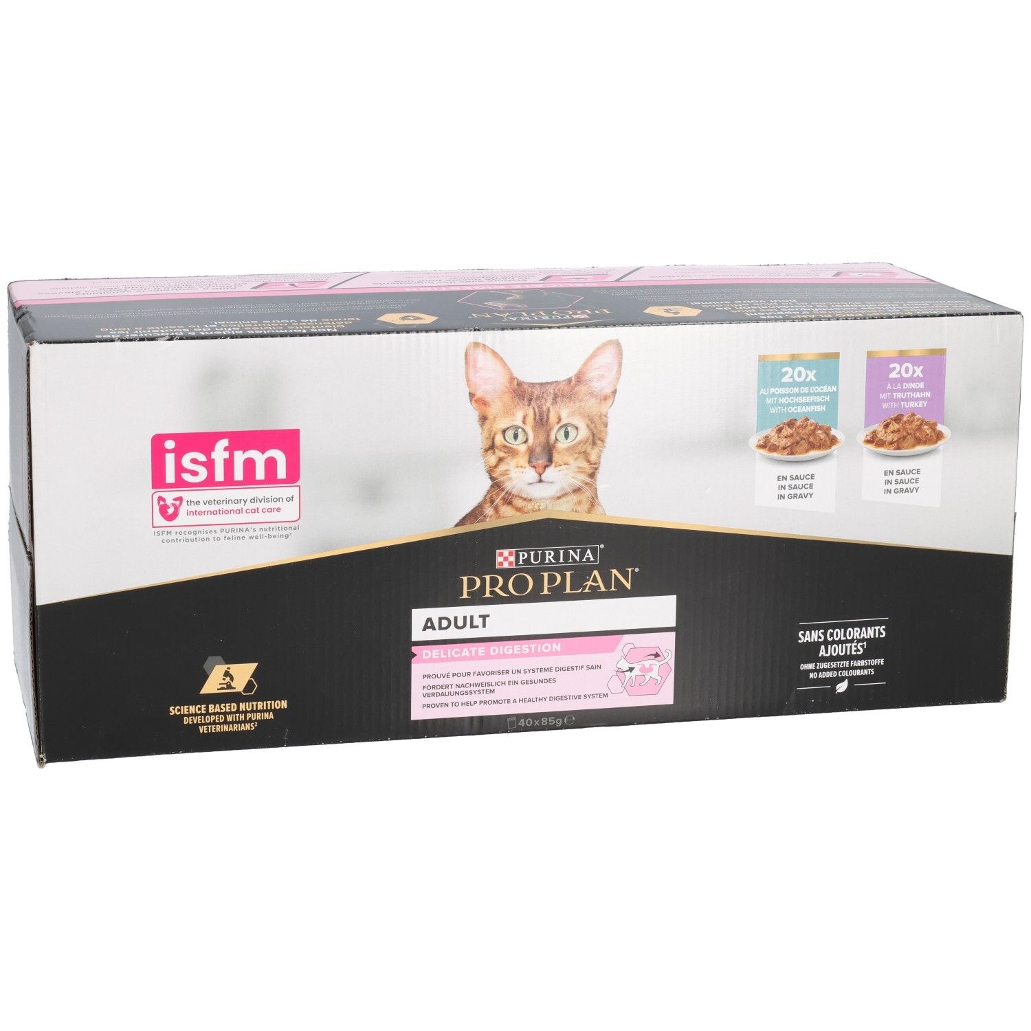 Kartonverpackung mit Katzenfutter. Aufdrucke von Pro Plan, Katze, 20x Beutel, isfm-Logo. Rosa und schwarze Elemente.