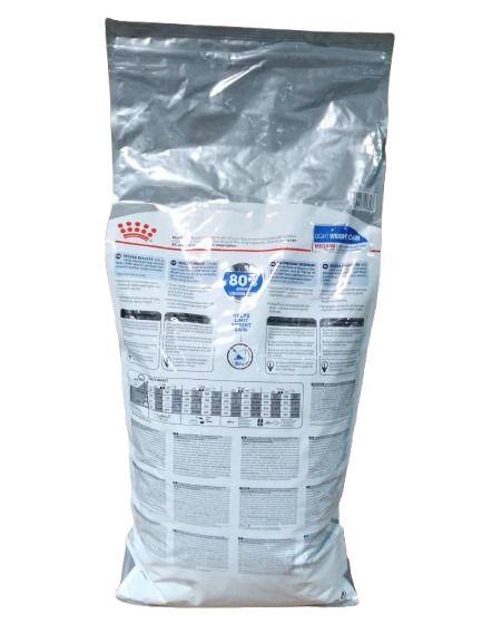Rückseite eines 12kg Beutels Royal Canin MEDIUM LIGHT WEIGHT CARE Hundefutter mit Nährwertangaben.