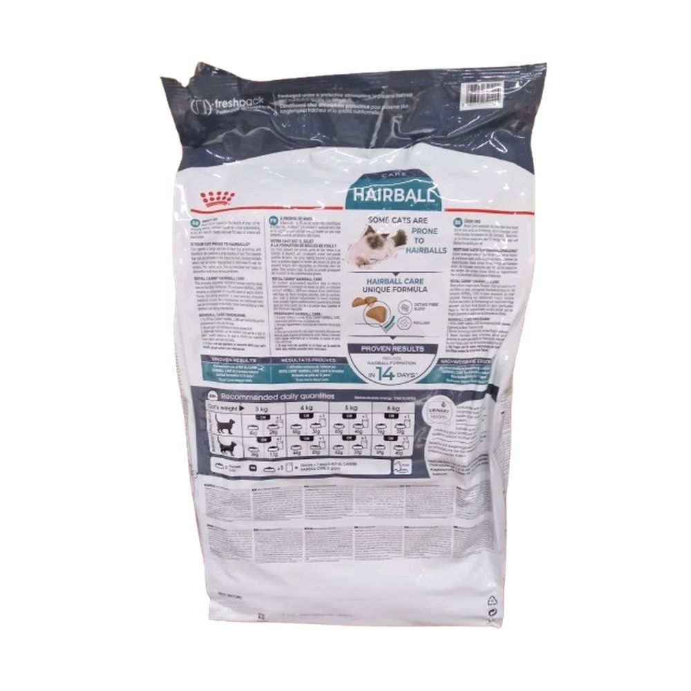 Rückseite des Royal Canin Hairball Katzenfutterbeutels mit detaillierten Informationen und Fütterungstabellen.