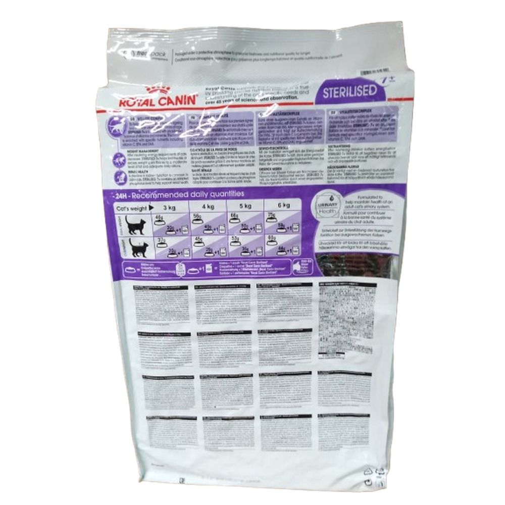 Rückseite eines Royal Canin Sterilised 7+ Katzenfutterbeutels mit detaillierten Fütterungsempfehlungen und Produktinformationen.