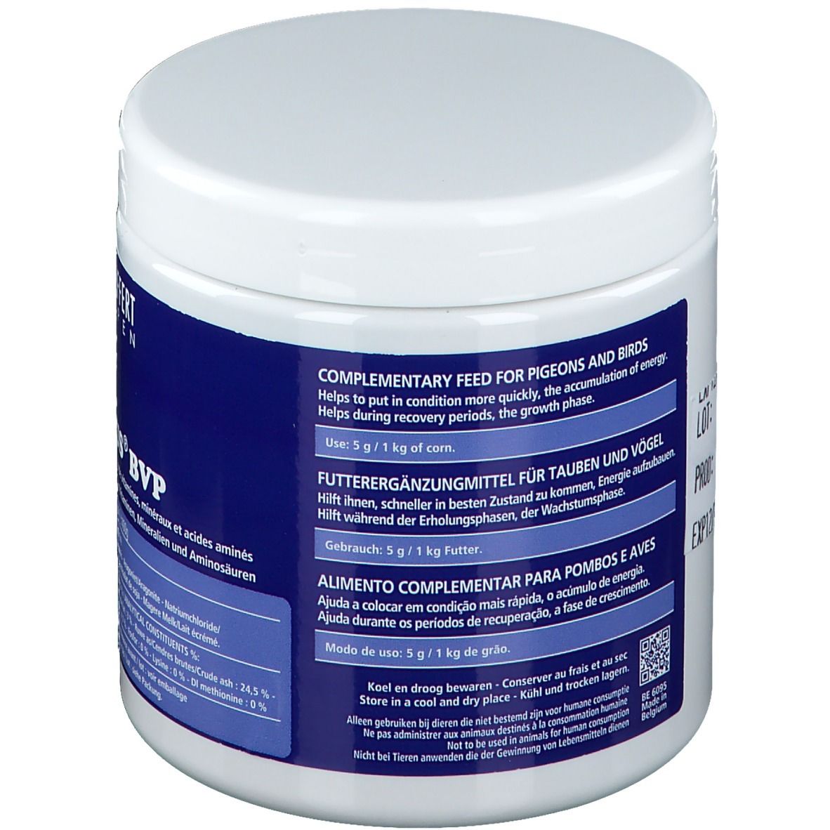 Weißer Behälter mit blauem Etikett. Text: Ergänzungsfuttermittel für Tauben und Vögel. Gebrauchsanweisung: 5 g / 1 kg Futter.