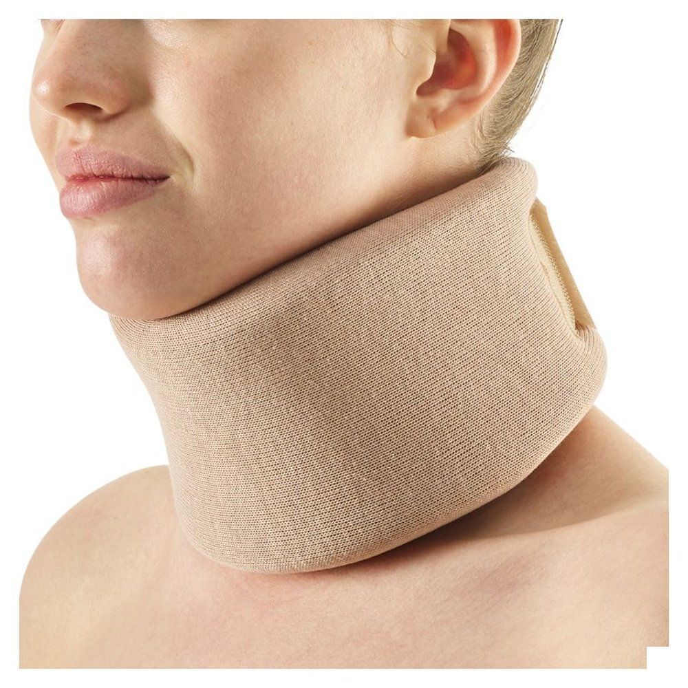 Collier cervical beige porté par une personne. Le produit entoure le cou. La personne est torse nu.
