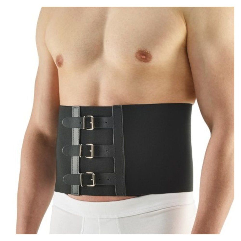 Ceinture noire avec trois boucles. Portée par un homme. Matériau noir, détails en cuir.