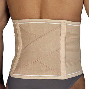 Beige Rückenbandage mit Kreuzgurten. Elastisches Material, weißer Saum. Am Rücken einer Person getragen.