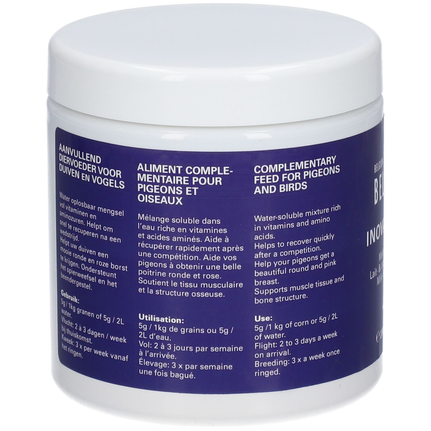 Weißer Behälter mit blauem Etikett. Text: AANVULLEND DIERVOEDER VOOR DUIVEN EN VOGELS. ALIMENT COMPLEMENTAIRE POUR PIGEONS ET OISEAUX. COMPLEMENTARY FEED FOR PIGEONS AND BIRDS.