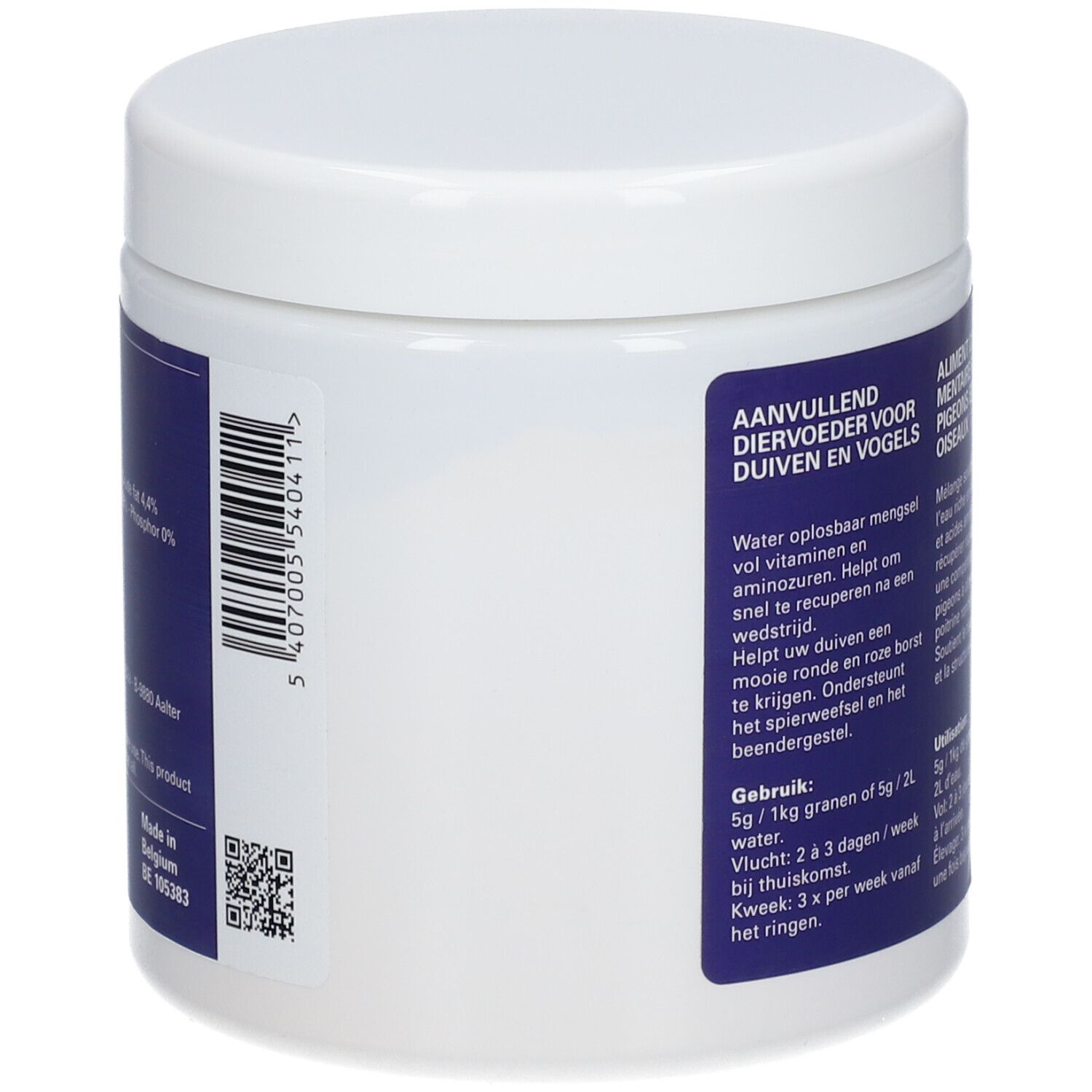 Weißer Behälter mit blauem Etikett. Text: AANVULLEND DIERVOEDER VOOR DUIVEN EN VOGELS. Barcode und QR-Code. Hergestellt in Belgien.