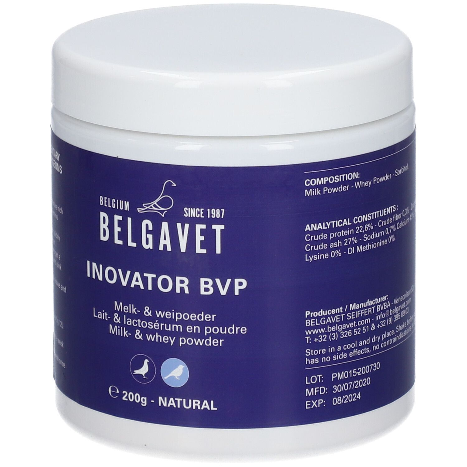 Weißer Behälter mit blauem Etikett. Text: BELGAVET, INOVATOR BVP, Melk- & weipoeder, Lait- & lactosérum en poudre, Milk- & whey powder. Zusammensetzung: Milchpulver, Molkenpulver.