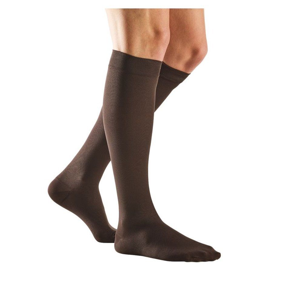 Bas genoux marron. Les bas couvrent les jambes jusqu'aux genoux. Sur fond blanc.
