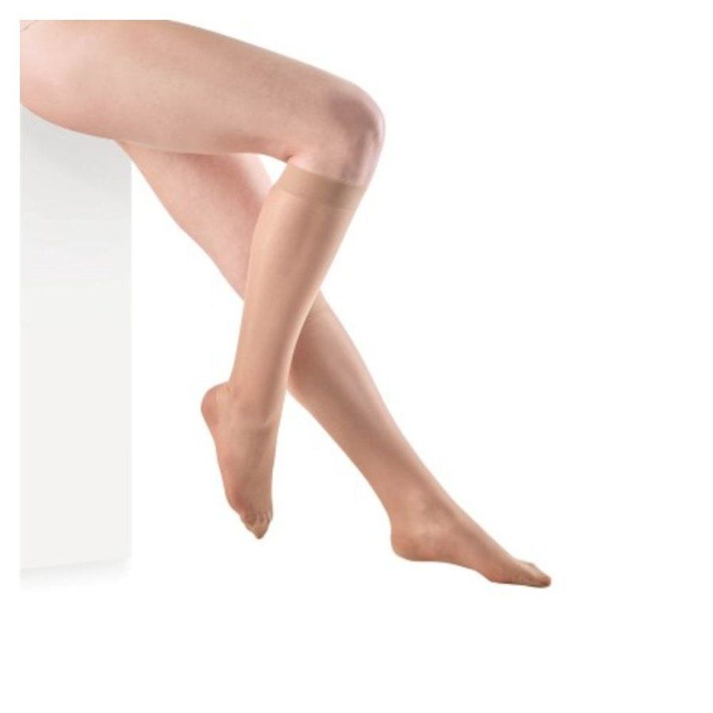 Jambes avec des bas genoux. Bas couleur chair, s'arrêtant au genou.