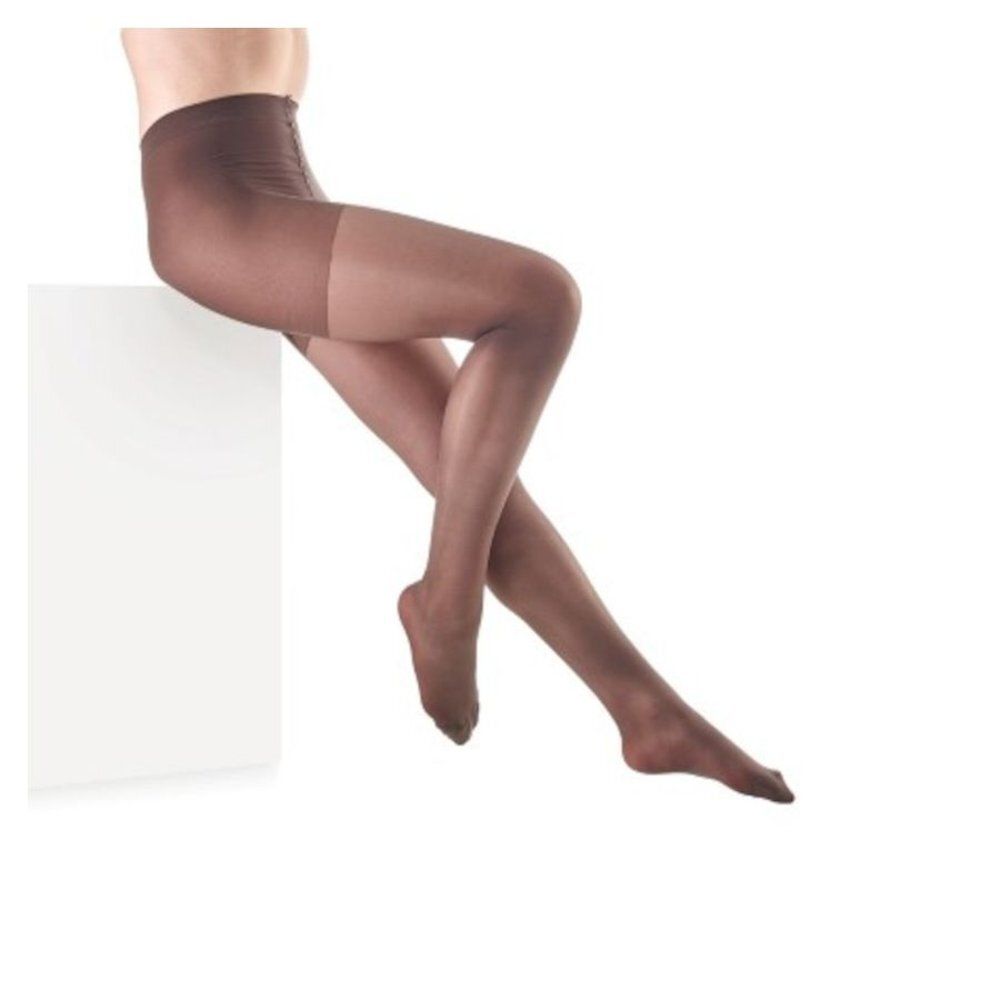 Collant de soutien couleur Glace. Femme assise sur un socle blanc. Opaque à l'entrejambe.