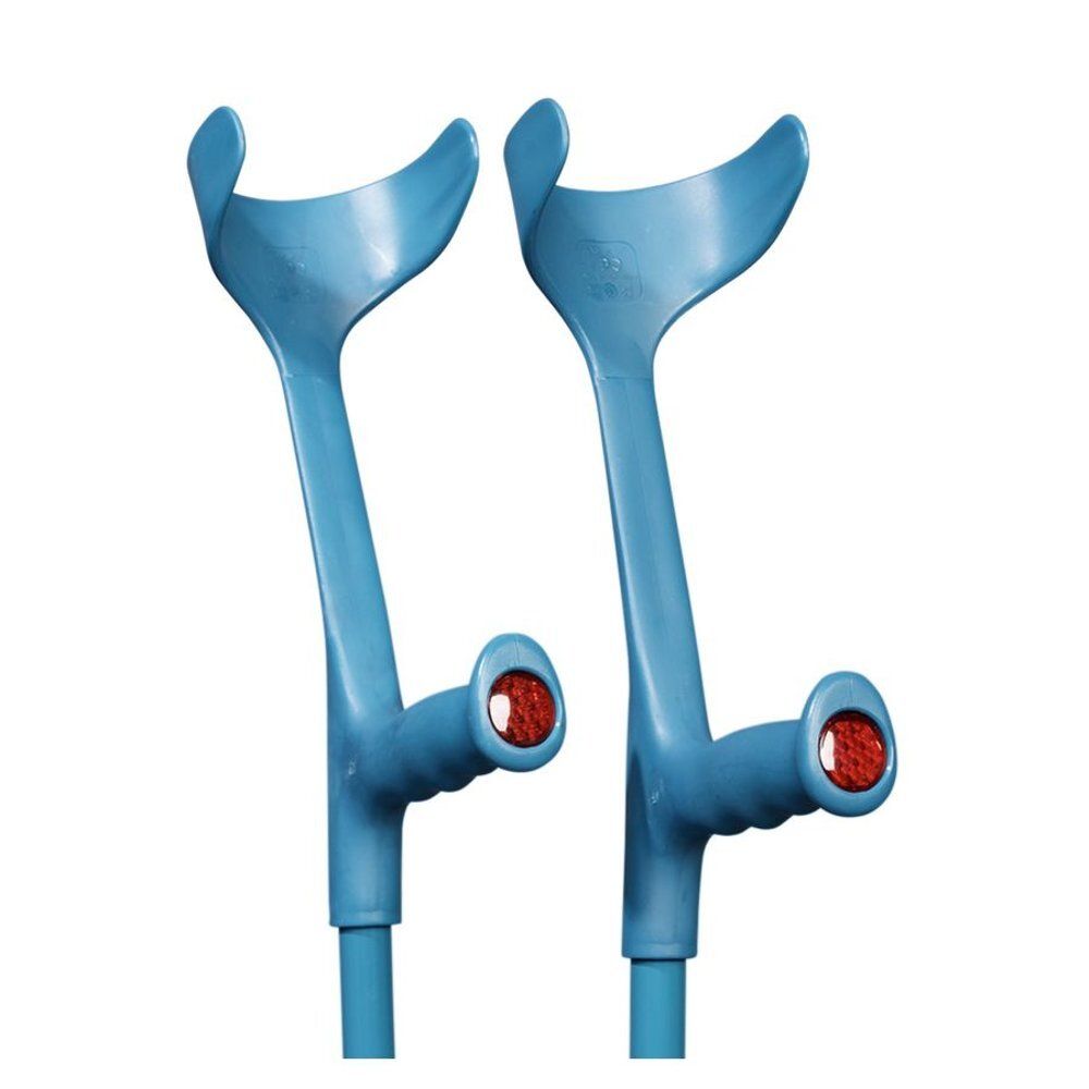 Deux béquilles bleues. Chaque béquille a un support de bras, une poignée et un réflecteur rouge.
