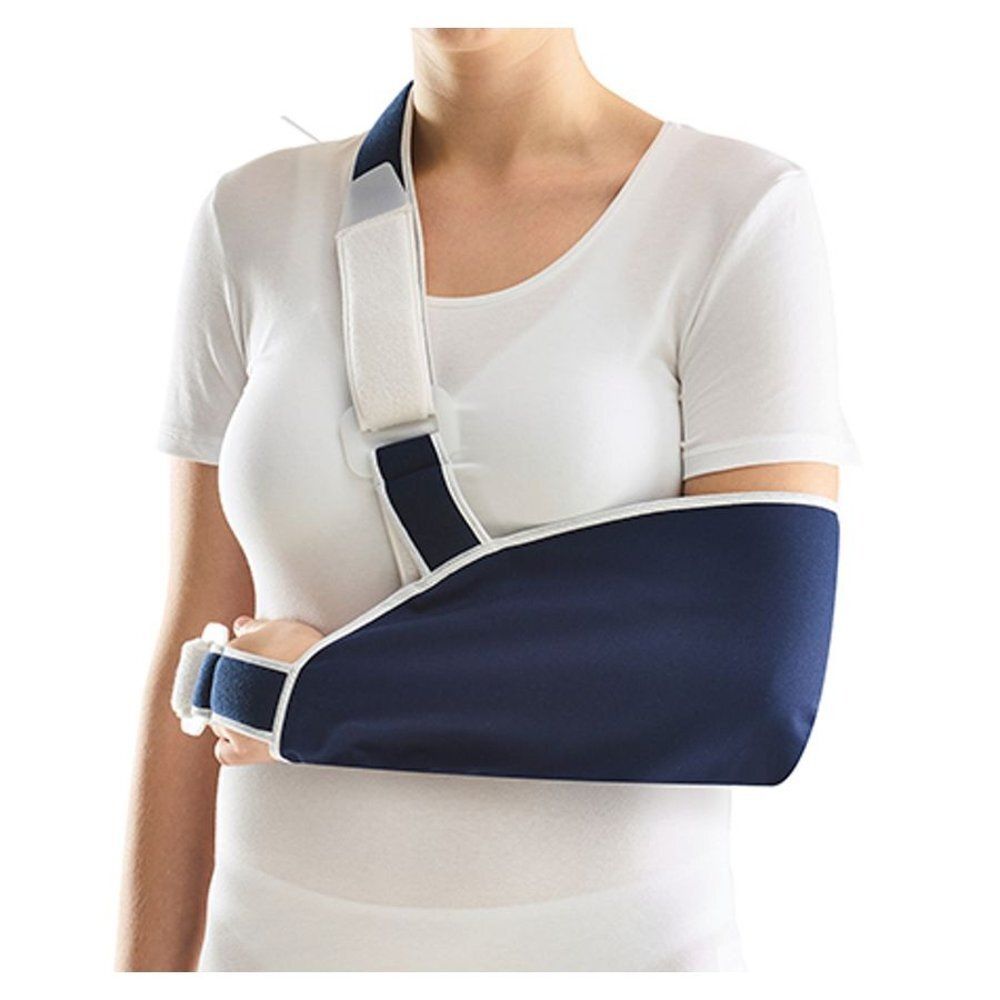 Attelle de bras bleue, fermeture velcro blanche. Femme en t-shirt blanc. Produit sur le bras.