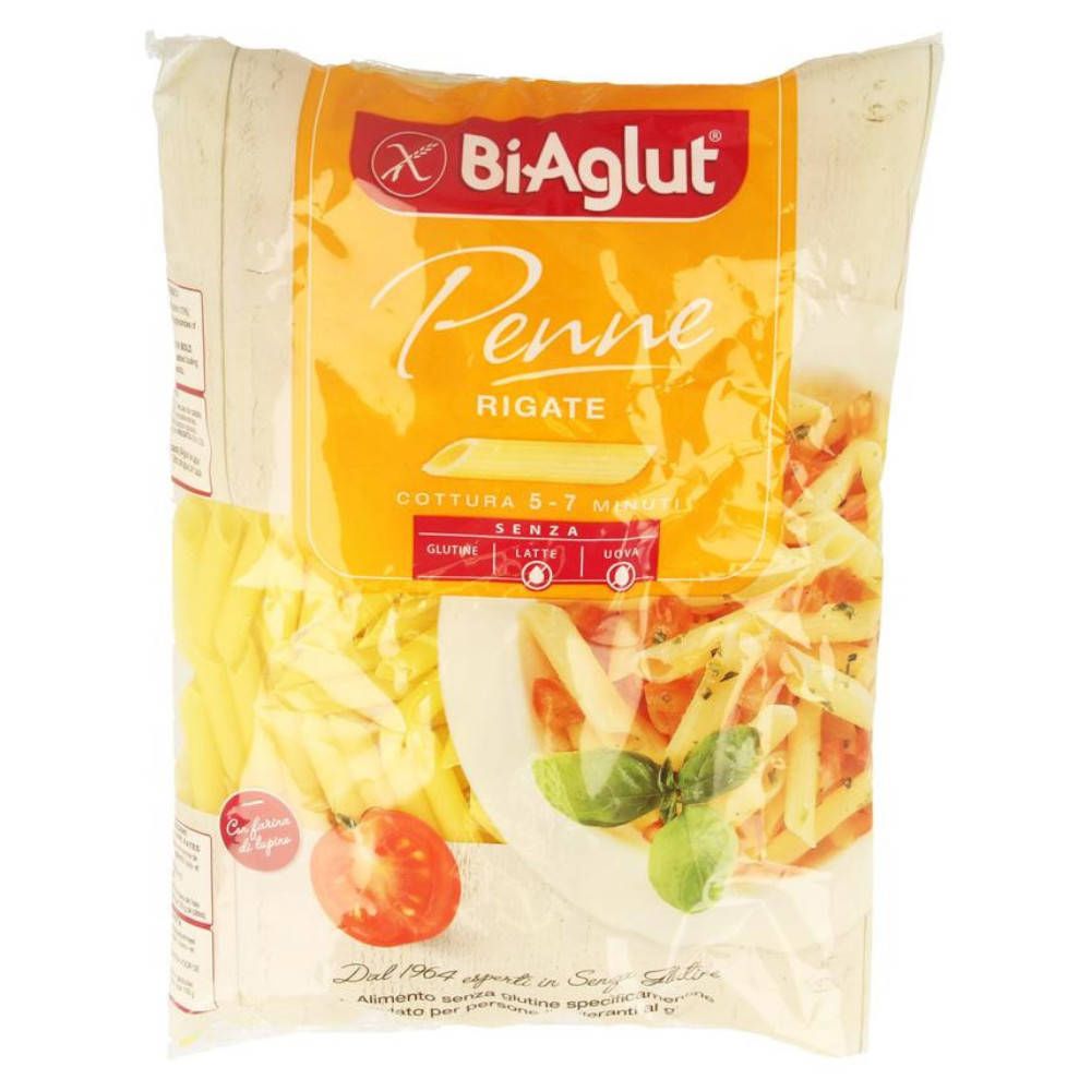 Bi-Aglut Penne Rigatte in transparenter Verpackung. Gelbe Pasta, orangefarbener Hintergrund mit Produktbild.