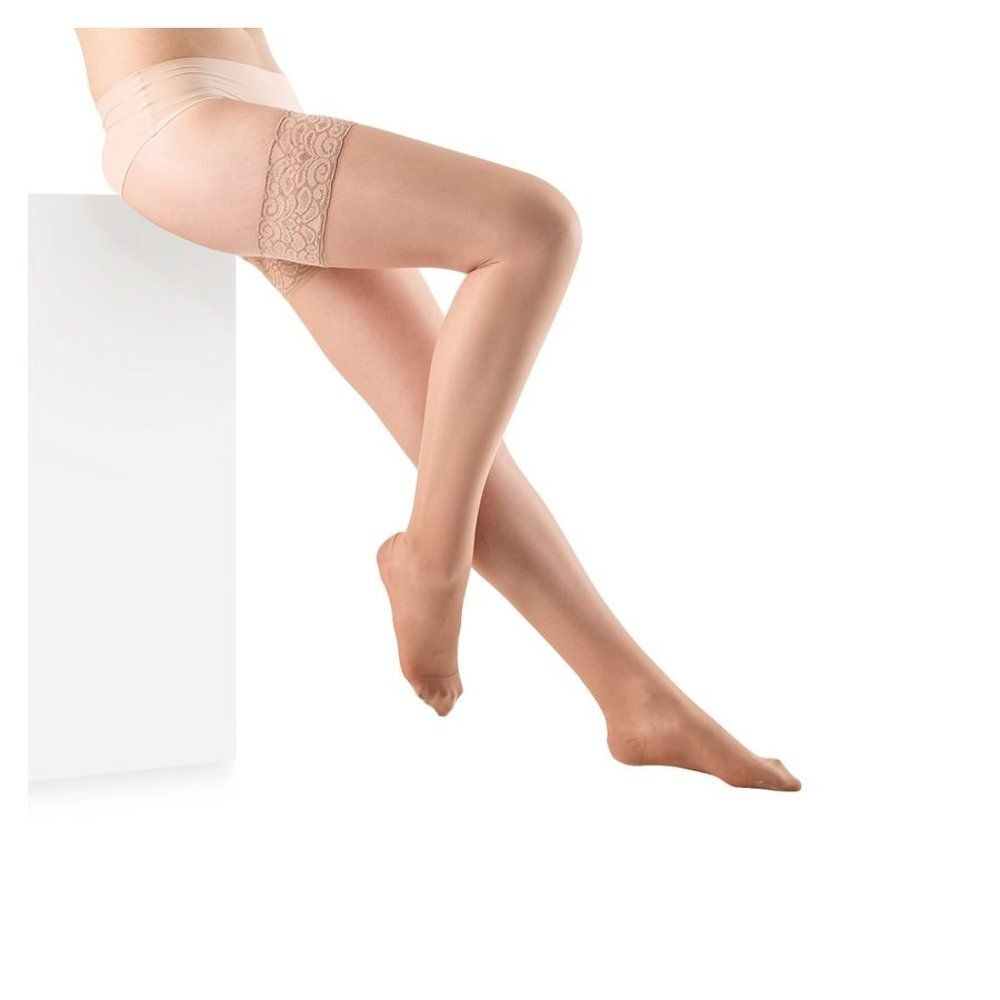 Jambes avec bas, assises. Le bas a une dentelle sur la cuisse. Couleur chair.