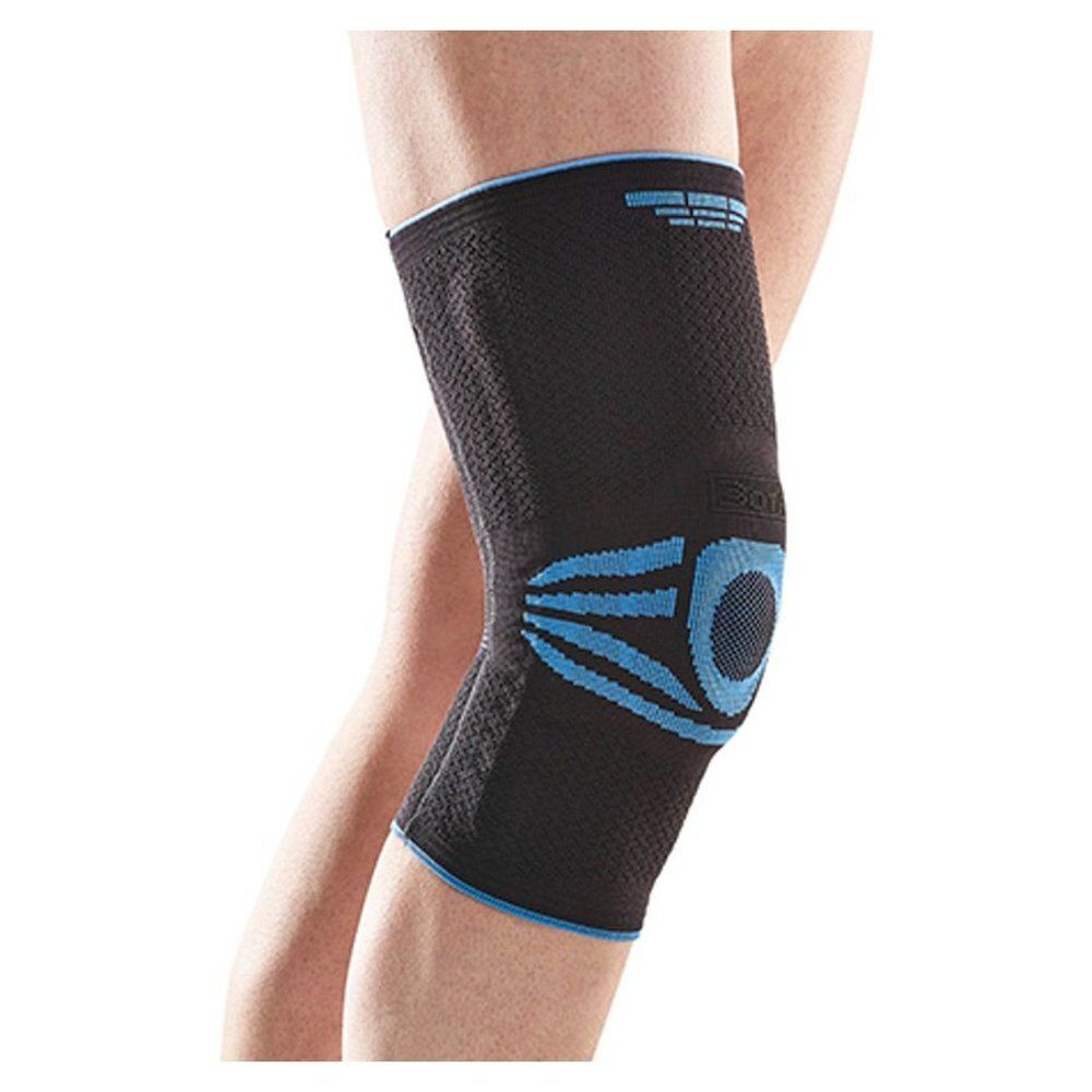 Genouillère noire sur une jambe. Accents bleus. Taille et forme visibles. Logo.