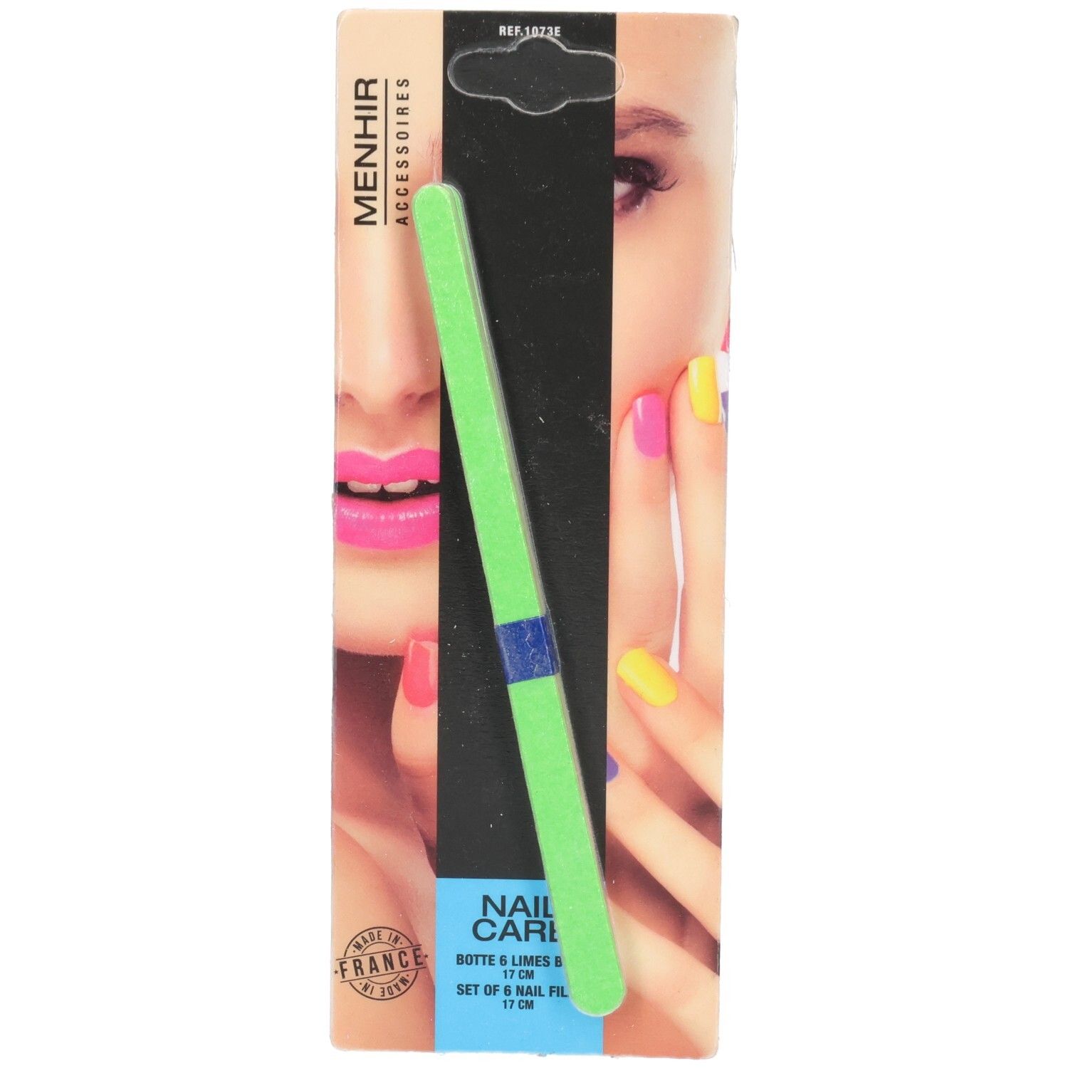 Grüne Nagelfeile mit blauem Streifen in Verpackung. Aufdruck: Menhir Accessoires, Nail Care, 17 cm.