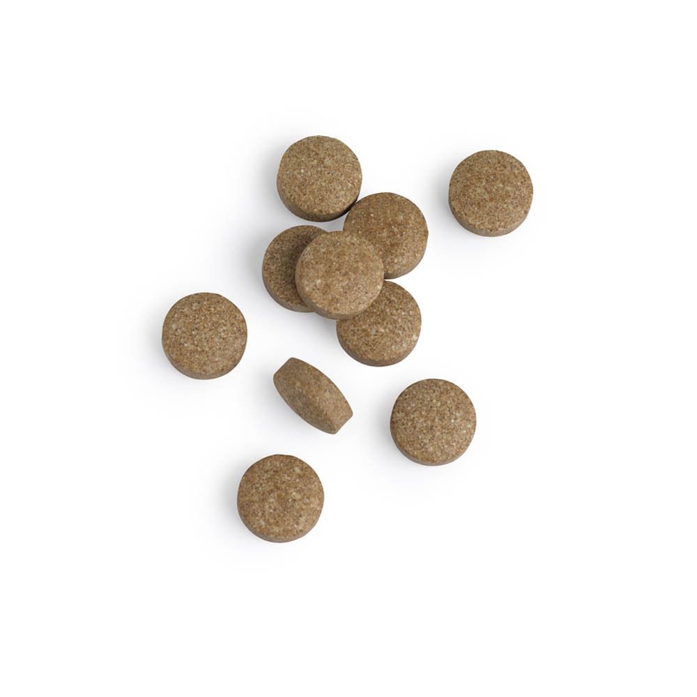 Runde, braune Tabletten auf weißem Hintergrund. Keine Verpackung sichtbar.