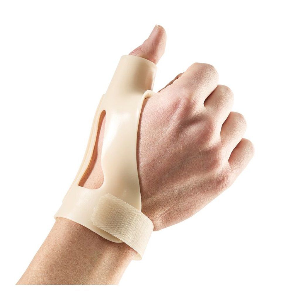 Orthèse de pouce beige sur le pouce droit. Fermeture velcro au poignet. Conception ouverte.