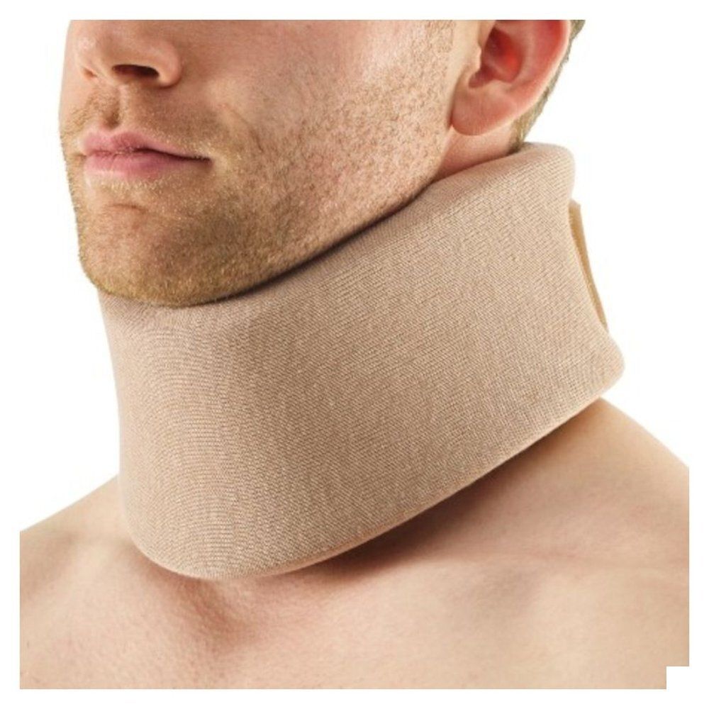 Collier cervical Bota, beige, sur le cou d'une personne. Gros plan. Homme.
