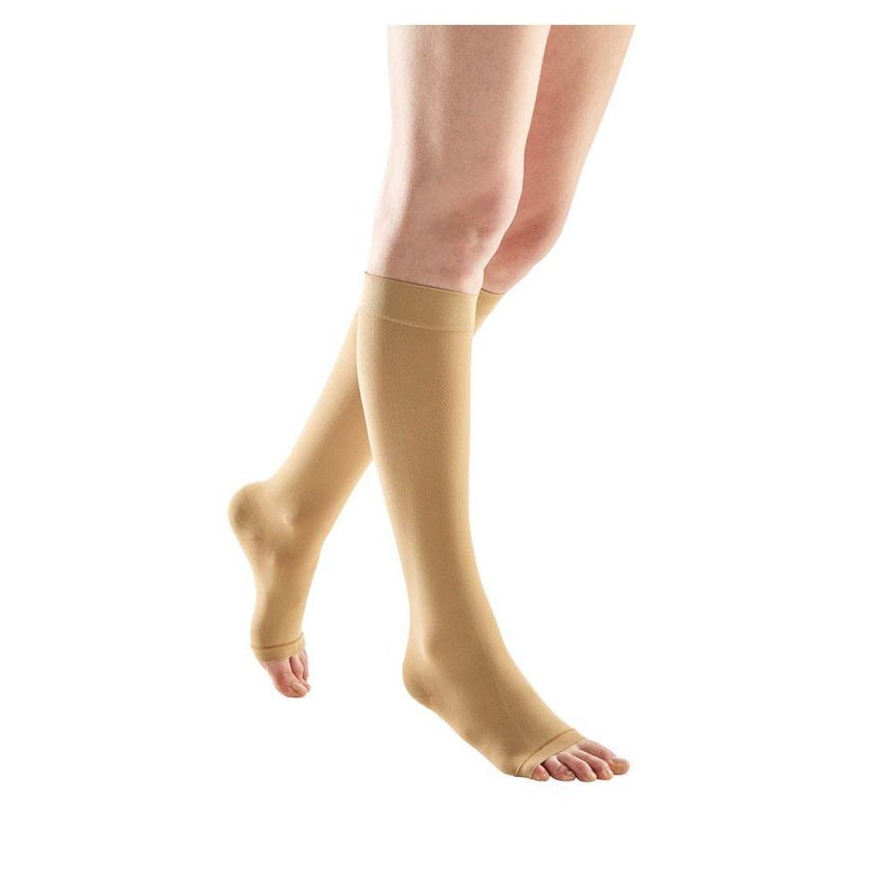 Bas de compression couleur chair sur la jambe. Bout ouvert. Bas beige.