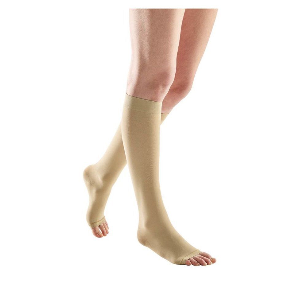 Bas de compression beiges. Orteils ouverts. Vue des jambes.