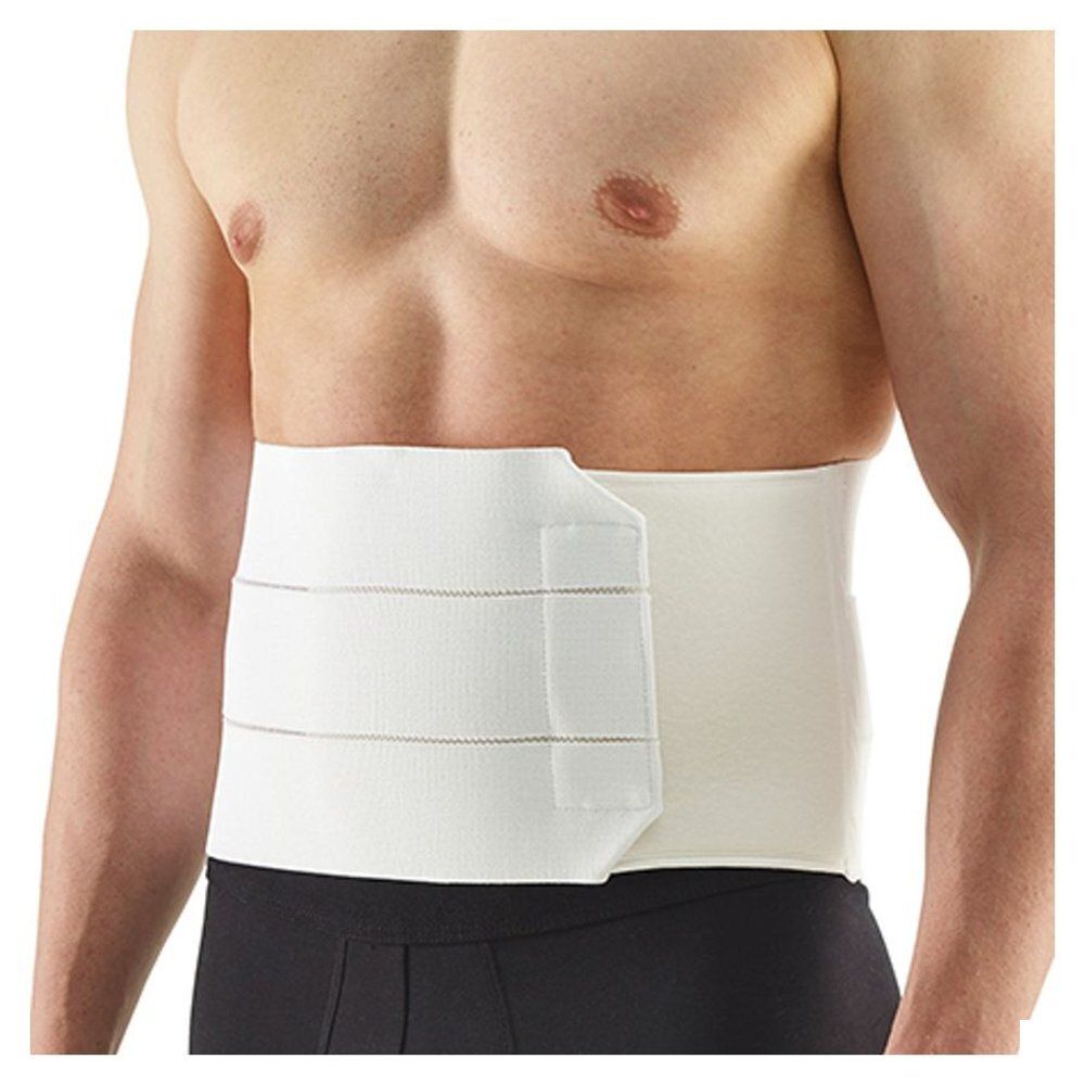 Ceinture abdominale blanche avec fermeture velcro. La ceinture est portée par un homme.
