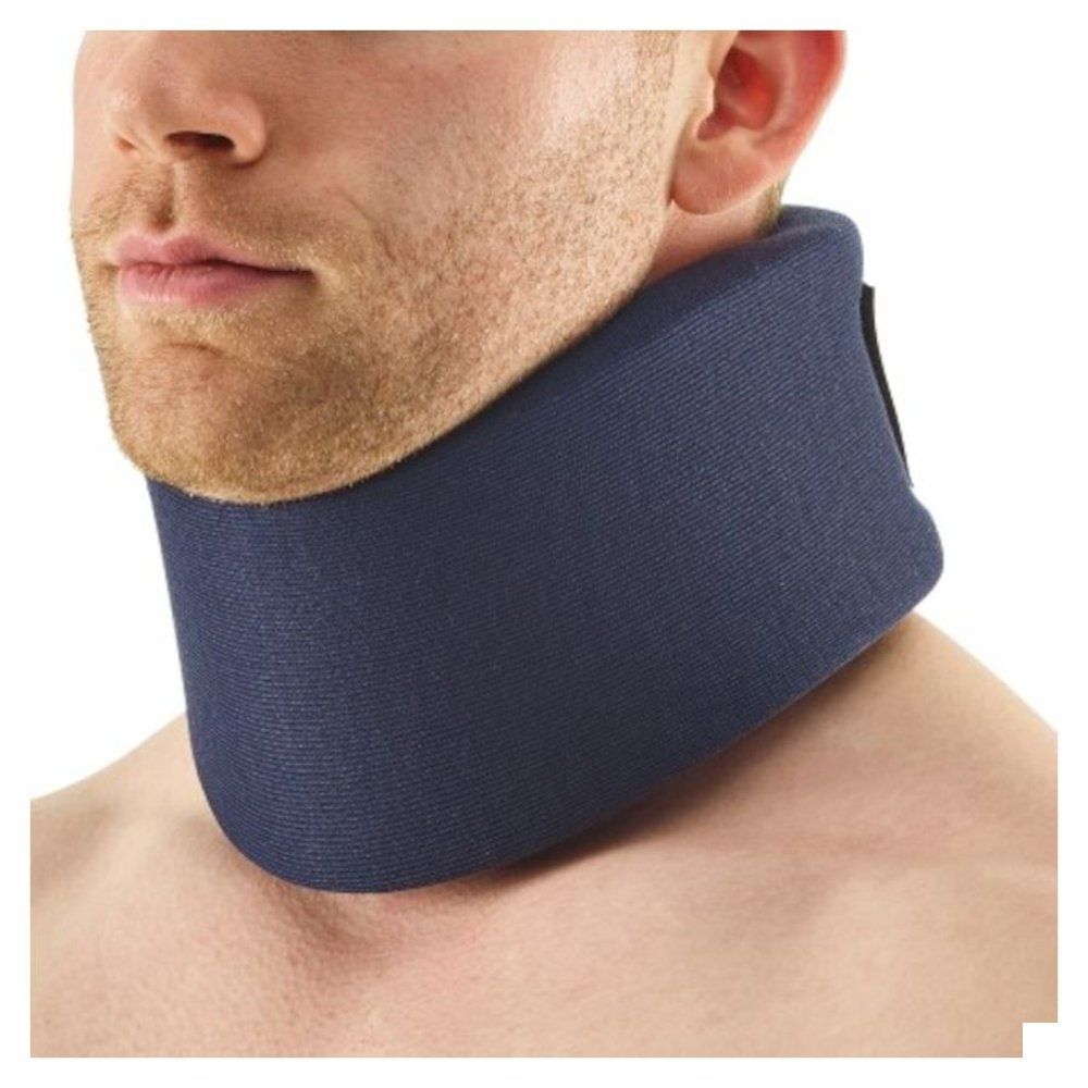 Collier cervical Bota, bleu. Personne de profil. Gros plan. Fermeture velcro noire.