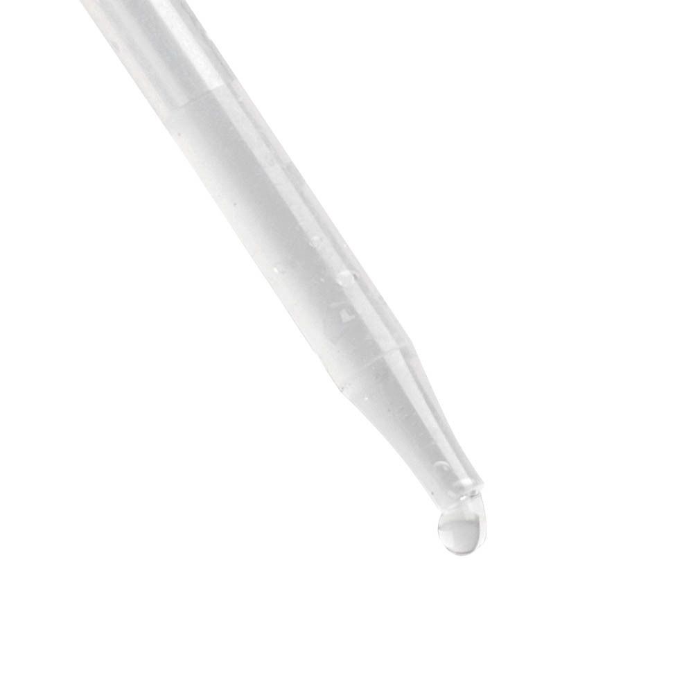 Transparente Pipette mit Flüssigkeitstropfen. Der Tropfen hängt an der Spitze.