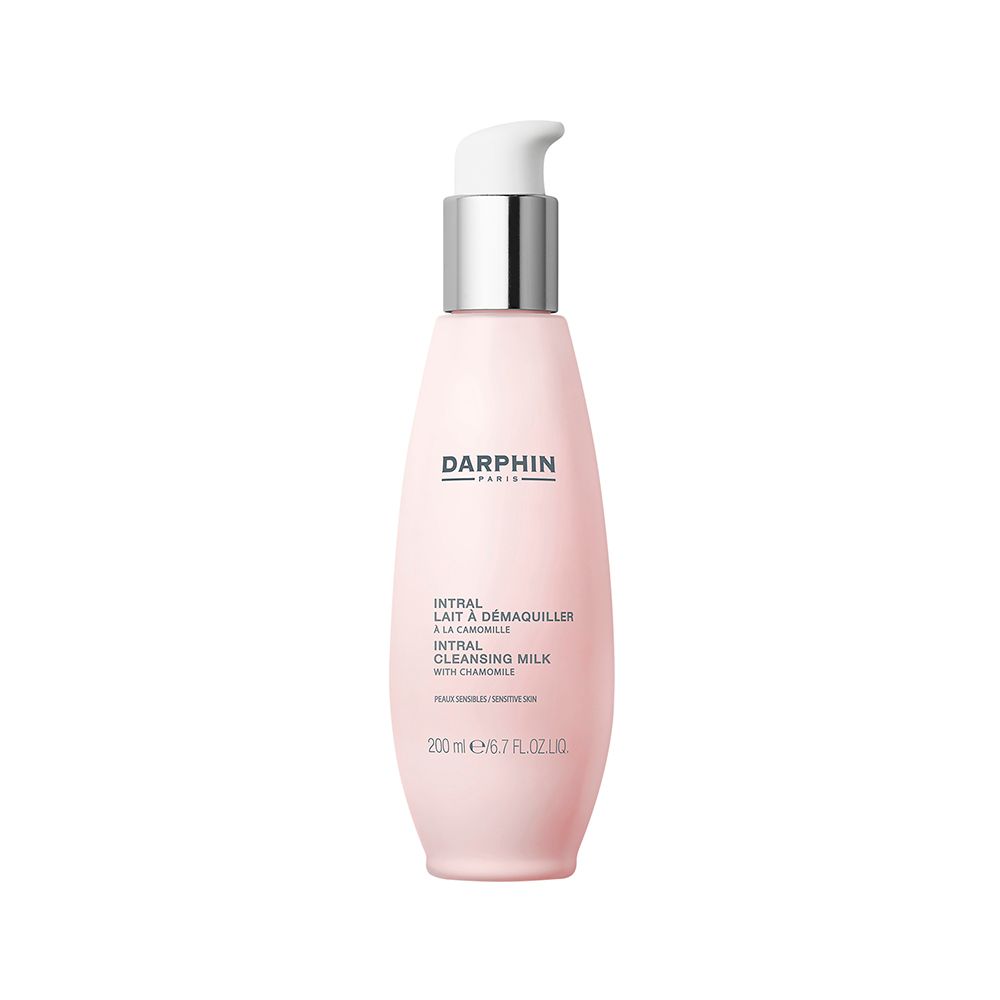 Flacon rose avec pompe blanche. Inscription: DARPHIN, Intral Lait à Démaquiller, Intral Cleansing Milk with Chamomile.