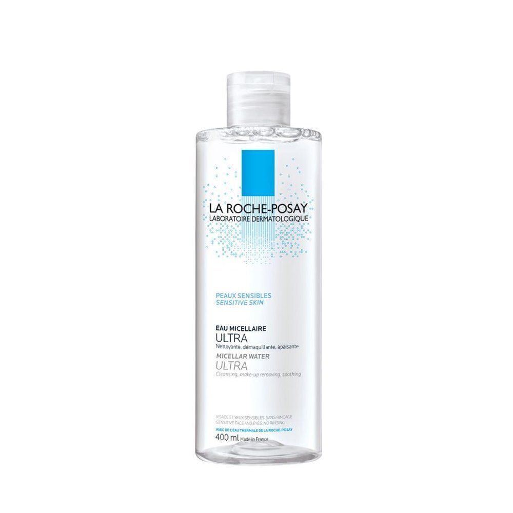 Flacon transparent avec étiquette bleue. Inscription : LA ROCHE-POSAY, EAU MICELLAIRE ULTRA, pour peaux sensibles.