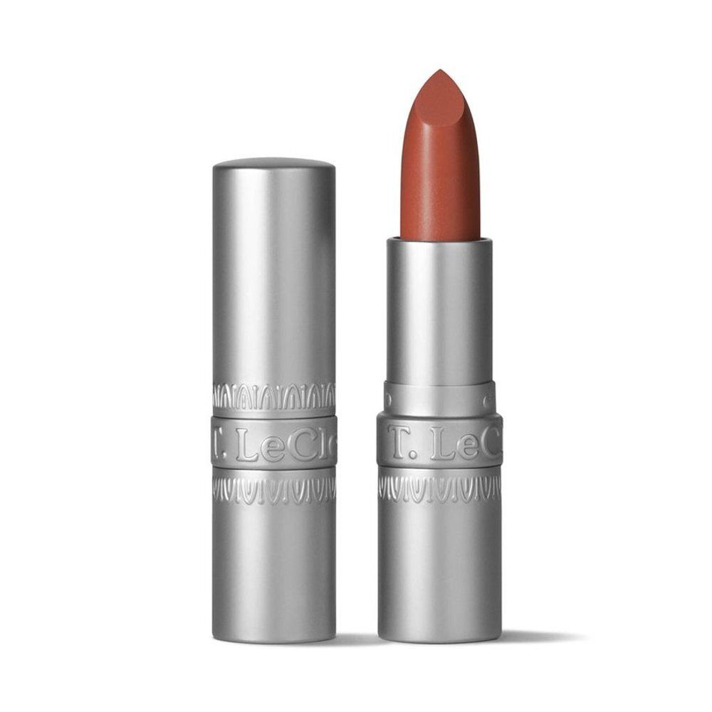 Rouge à lèvres en étui argenté. Rouge à lèvres marron, pointe biseautée.