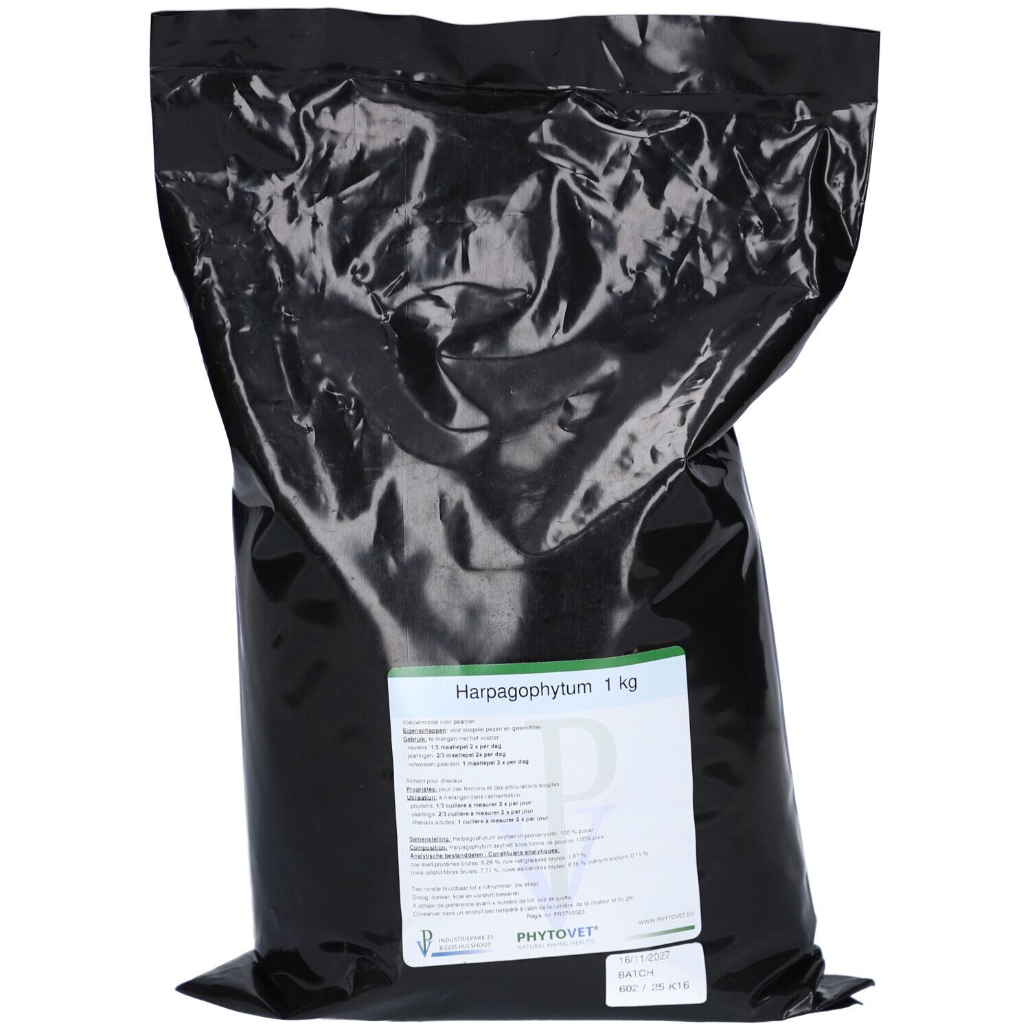 Schwarzer Beutel mit weißem Etikett. Etikett mit Produktnamen Harpagophytum, 1 kg, und Text. Marke Phytovet.