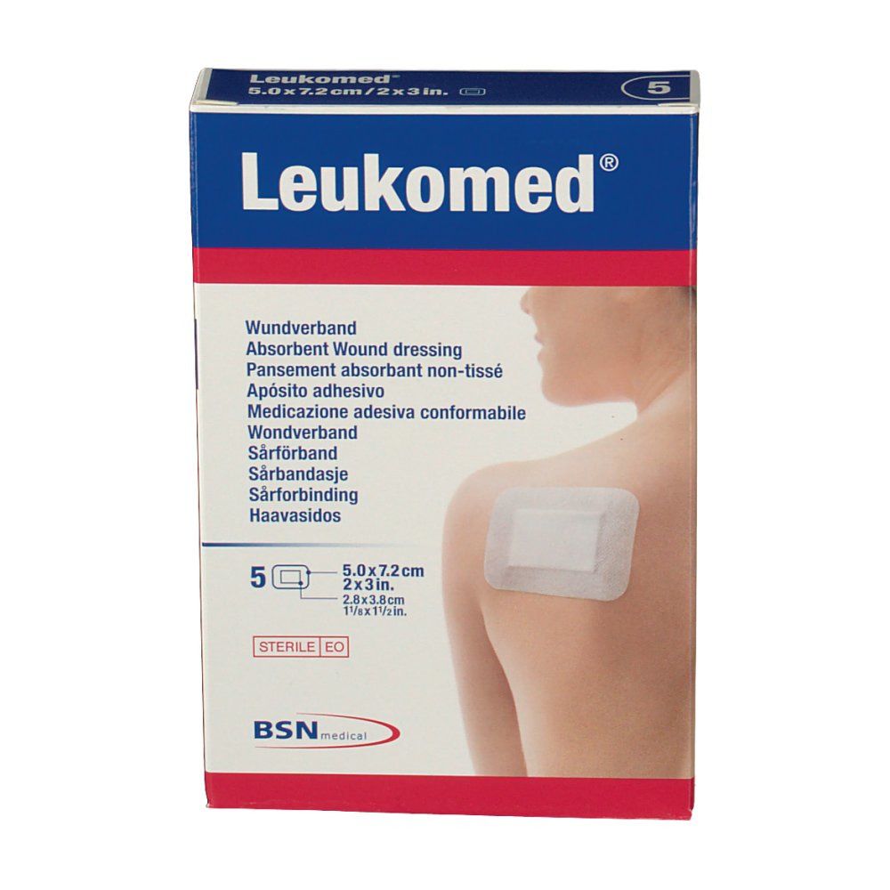 Verpackung von Leukomed Wundverband. Zeigt einen Verband auf einer Schulter. Enthält 5 Verbände, 5,0 x 7,2 cm.