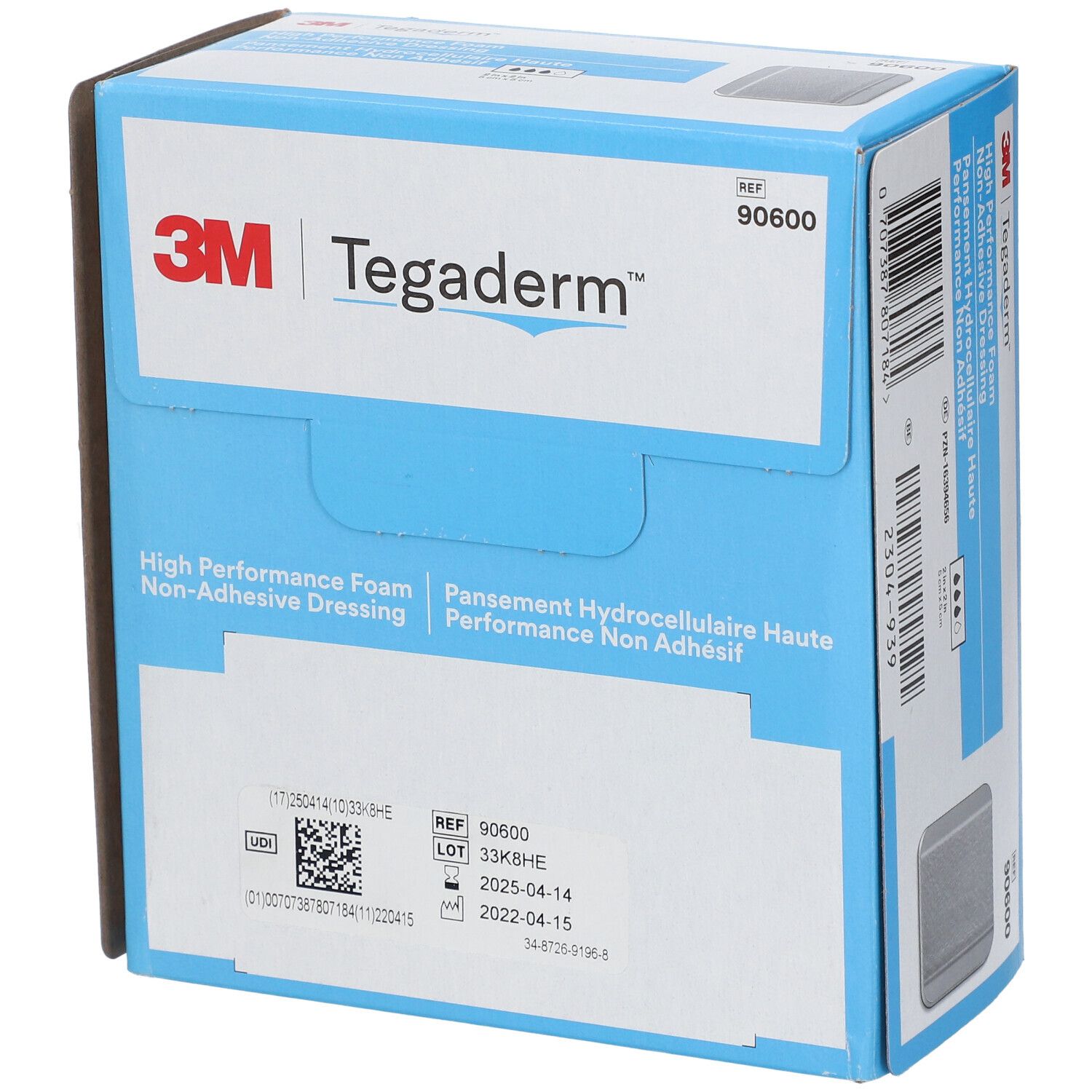 Karton mit 3M Tegaderm Schaumverband. Produktname und Referenznummer. Enthält 10 sterile Verbände. Haltbarkeitsdatum und Chargennummer.