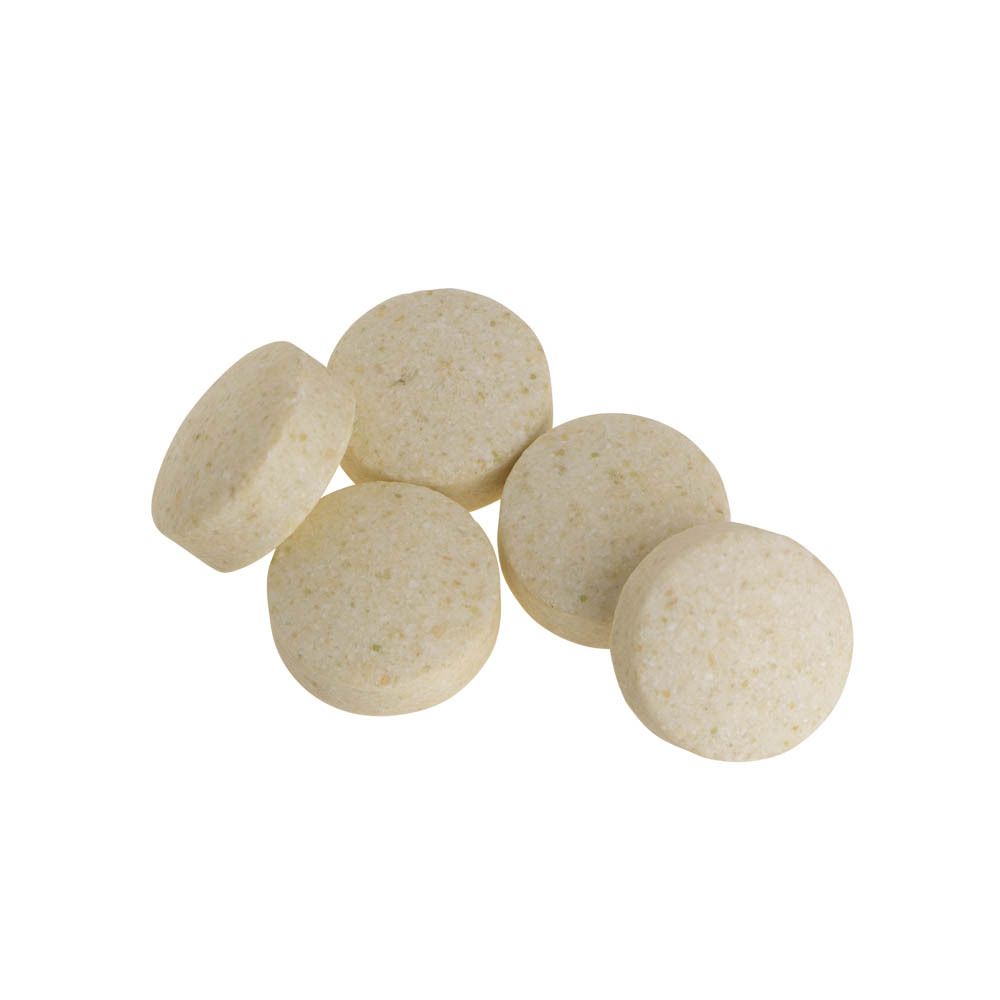 Fünf runde, beige Tabletten. Nahaufnahme. Keine Beschriftung sichtbar.