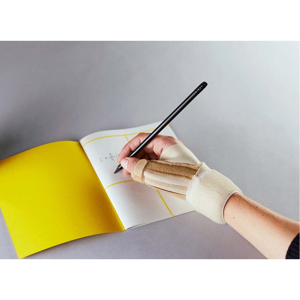 3M™ Futuro™ Daumenorthese S/M. Seitenansicht der Verpackung mit Produktabbildung und Text.