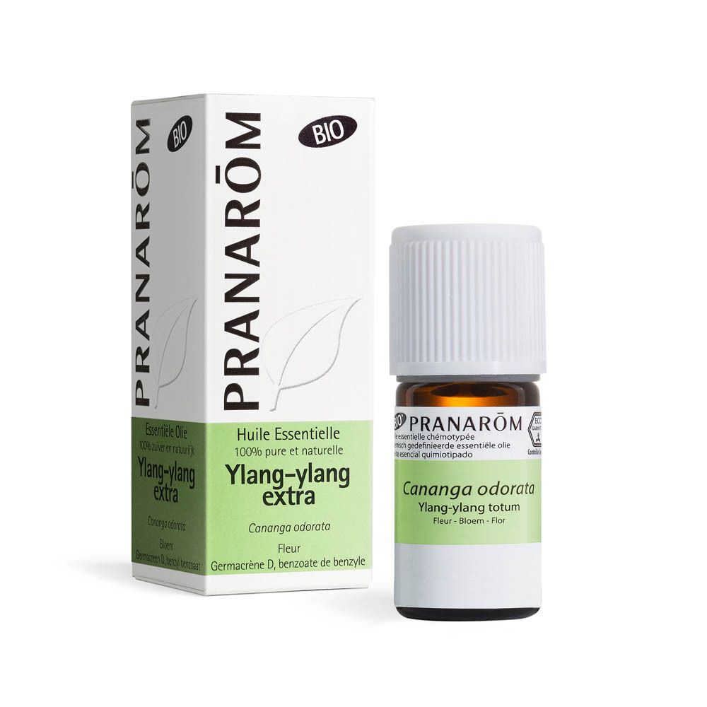 Produit et emballage. Inscription : PRANAROM, BIO. Nom du produit : Ylang-ylang totum. Bouteille brune, bouchon blanc.